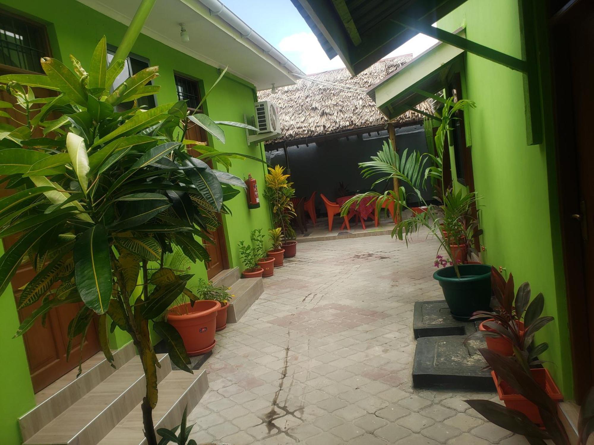 L&J Modern Backpackers Bnb Dar es Salaam Exterior photo